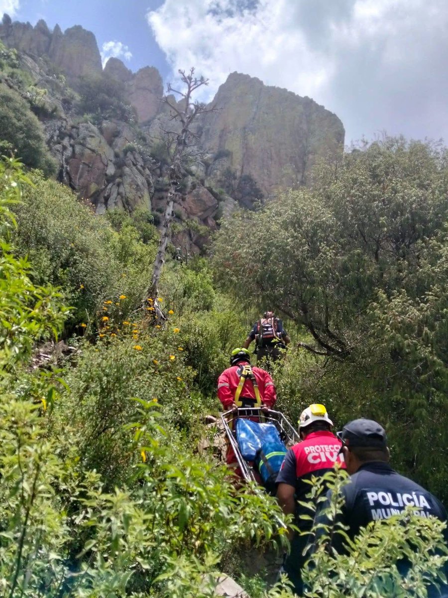 herreleo's tweet photo. #Hidalgo trágica jornada de turistas este jueves, dos jóvenes perdieron la vida en la presa El Tecojotal y las cascadas de Chimalapa en #Acaxochitlán, mientras que en #Ixmiquilpan una turista de origen #alemán cayó mientras realizaba senderismo en el cerro La muñeca y sufrió lesiones, fue rescatada por bomberos. @AztecaNoticias @Azteca_Hidalgo @adnnoticiasmx