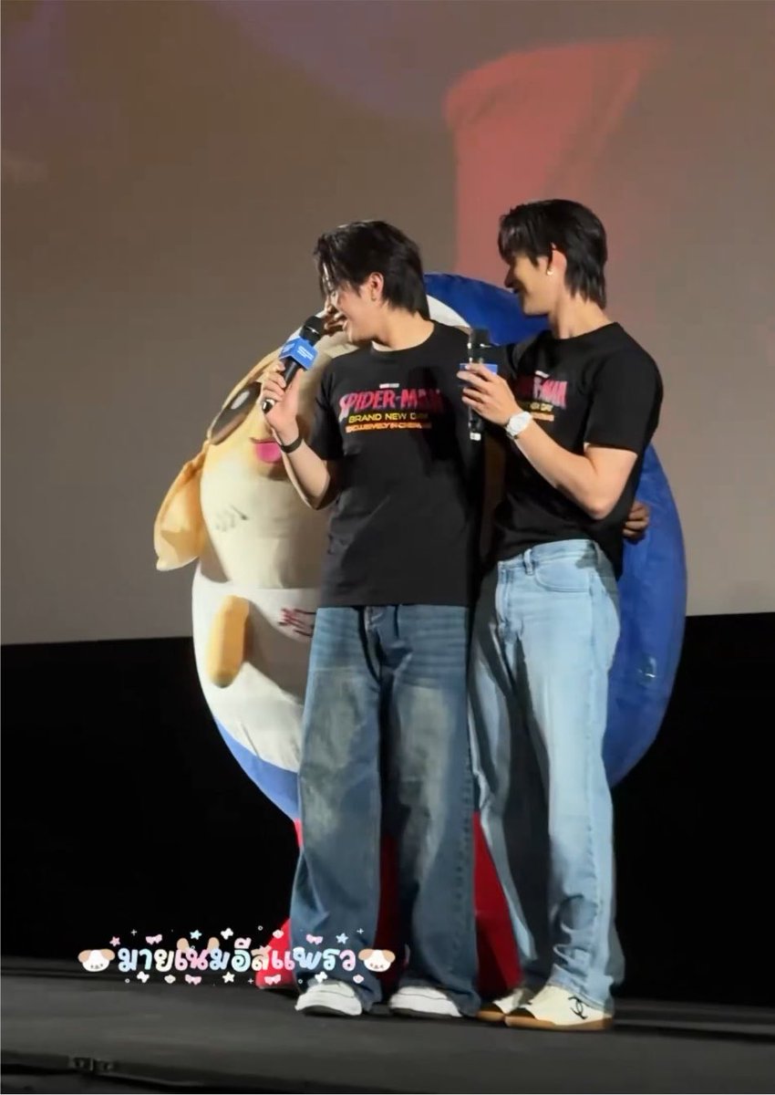 underthesamsky_'s tweet photo. มุมตรงว่าคันหัวแล้ว เจอมุมข้างไปคันหัวกว่าเดิมอีก คนโอบก็โอบไปเถอะ คนโดนโอบก็ยอมให้โอบมาก ดูแล้วไม่รู้ต้องเขินอะไรในภาพนี้ก่อนแต่เขินชิบ 🐒 https://t.co/CcdjygpnSM