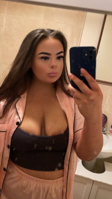 THEG0DDES_'s tweet photo. Would you let Mommy turn you into a submissive and obedient dog? 🤭💞

Approach for video call session 😈 

Findom humanATM sph mommy job cbt sissy  beta https://t.co/VNPgGWeMEV