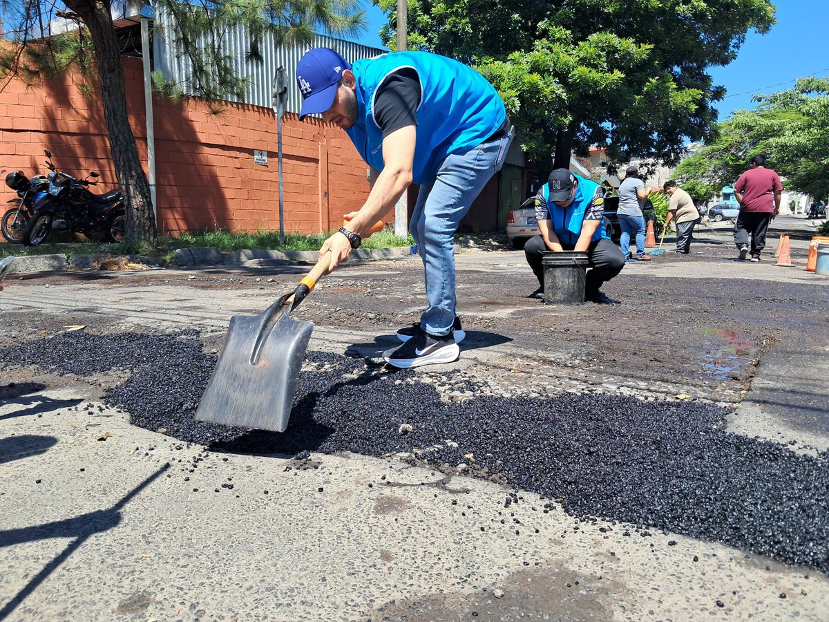 NuevasIdeas_DC's tweet photo. Transformamos calles libres de baches y seguras para transitar 🚙

Hoy junto a lideres zonales de la zona 1 del Distrito Capital intervenimos la 7 Avenida Norte y 25 Calle Poniente de Colonia Layco con bacheo, así aseguramos calles más transitables y seguras para los habitantes. https://t.co/JLwCXD9xk7