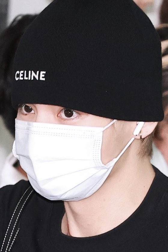 taeguide's tweet photo. Taehyung and his big beautiful brown eyes https://t.co/YyaZH0GLS3