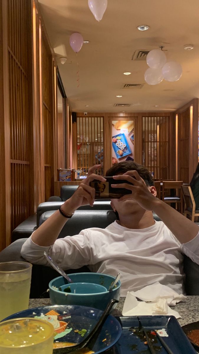 Jamtidurberanta's tweet photo. Gue janda 37 tahun. Kemarin makan siang sendirian di restoran yang lumayan rame. Di meja sebelah, ada tiga cowok umuran 30-an, keliatan mapan, ngobrol serius.
Satu ngomong: "Gue sama istri udah setuju nunda anak. Cicilan rumah aja masih 15 tahun, mobil 5 tahun. Belum biaya lahiran, belum nanti sekolah. Mending nabung dulu."

Yang lain nyamber: "Gue malah mikir, di zaman now... nikah itu masih worth it nggak sih?"
Gue yang lagi nyeruput es teh langsung berhenti. Sendok gue taruh pelan.

Pertanyaan itu ngena banget. Karena gue sendiri, janda 37 tahun, hampir empat tahun di dating app bahkan sering banget mikir hal yang sama.
Dulu gue nikah karena "udah waktunya". Semua orang nikah. Keluarga nanya terus. Temen-temen udah pada bikin undangan.
Tapi sekarang, setelah bercerai dan lihat realita hidup? Gue jadi bertanya-tanya: menikah di zaman sekarang itu masih worthed nggak sih?
Bukan dalam arti sinis. Tapi beneran, secara logika, secara finansial, secara mental.

Mari kita hitung sama-sama. Angka-angka ini realita Jakarta dan sekitarnya.
Biaya nikah dulu. Sewa gedung, catering 500 orang, dekor, fotografer, baju, mahar. Minimal? 100-150 juta. Itu minimal. Banyak yang habis 200-300 juta.
Buat apa? Buat pesta 3-4 jam yang lo sendiri nggak bisa nikmatin karena sibuk foto sama 500 tamu yang setengahnya lo nggak kenal.

Sesudah nikah: tempat tinggal.
KPR rumah tipe 36 di Jabodetabek sekarang minimal 500-800 juta. Itu yang di pinggiran. Kalau mau deket kantor? Siapin 1-2 M.
Cicilan per bulan? 4-7 juta. Fix. 15-20 tahun.
Lo belum punya dapur sendiri, tapi cicilan udah kayak nyicil istana.

Mobil? LCGC sekarang 200-an juta. Cicilan 3-4 juta per bulan. Belum bensin, servis, pajak, asuransi. Motor? Bisa. Tapi kalau nanti punya anak, lo butuh mobil.
Transportasi rumah tangga itu sekarang udah bukan kemewahan. Tapi kebutuhan yang nyedot 20-30% penghasilan gabungan.

Bulan madu selesai. Lo mau punya anak?
Biaya lahiran normal di RS swasta bagus: 20-40 juta. Caesar? 40-80 juta. Itu baru lahirannya. Belum kontrol kehamilan tiap bulan. Belum vitamin. Belum USG.
Belum kalau ada komplikasi.

Anak udah lahir. Sekarang biaya bulanan.
Popok: 500-700 ribu per bulan. Susu formula: 1-1,5 juta per bulan. Vaksin yang nggak ditanggung BPJS: bisa 2-5 juta per dosis. Belum baju. Belum mainan. Belum babysitter kalau lo berdua kerja.
Masuk playgroup: 1-3 juta per bulan. TK swasta biasa: 2-5 juta per bulan. SD swasta bagus: 3-10 juta per bulan. Belum les. Belum buku. Belum uang gedung yang suka tiba-tiba muncul.
r
Lo masih napas? Gue kasih lanjutan.
Kuliah nanti. Sekarang UKT di PTN aja bisa 5-15 juta per semester untuk jurusan favorit. PTS? 20-50 juta per semester.
Dari TK sampai S1, estimasi biaya anak di kota besar: 500 juta - 1,5 M. Satu anak. Kalau dua? Lo hitung sendiri.

Sekarang bandingin sama penghasilan.
UMR Jakarta 2024: 5 jutaan. Fresh graduate kerja kantoran: 6-8 juta. Profesional 5-10 tahun: 15-30 juta.
Tapi berapa persen yang penghasilannya segitu? Mayoritas pasangan muda di Indonesia hidup di bawah atau pas-pasan dengan angka tadi.
Jadi pertanyaannya: nikah + punya anak + KPR + mobil + biaya sekolah… itu realistis atau mimpi?

Di sinilah gue berhenti sejenak.
Gue bukan anti-nikah. Gue janda, bukan berarti gue trauma dan benci pernikahan. Tapi gue realistis.
Dulu generasi orang tua kita nikah muda, punya anak banyak, dan berhasil. Kenapa? Karena dulu:
Biaya hidup lebih rendah
Harga tanah masih masuk akal
Sekolah negeri masih murah
Satu gaji cukup buat satu keluarga
Sekarang? Satu gaji cukup buat lo sendiri aja udah syukur.

Tapi gue juga lihat sisi lain.
Ada temen gue yang nikah, berdua kerja, atur keuangan rapi, dan mereka bahagia. Anak satu, sekolah negeri, liburan secukupnya, rumah sederhana. Mereka sadar: nggak perlu gengsi, yang penting fungsi.
Jadi mungkin masalahnya bukan "nikah nggak worth it". Tapi "gaya hidup yang dipaksakan setelah nikah".

Kita terbebani ekspektasi: resepsi harus mewah, rumah harus cluster, anak harus sekolah swasta favorit, mobil harus yang bagus. Sosial media bikin kita ngerasa semua orang sukses dan mampu.
Padahal realitanya? Banyak yang di balik foto Instagram, lagi pusing mikirin cicilan.

Gue juga mikir: nikah itu bukan cuma soal duit.
Ada nilai companionship. Ada rasa aman. Ada partner buat berbagi beban mental. Ada yang nyambut lo pulang kerja. Ada yang megang tangan lo pas lo down.
Itu nggak bisa dihitung pake excel.
Tapi di sisi lain, companionship nggak akan bertahan kalau setiap bulan lo berantem soal uang. Kalau cinta ada, tapi dapur nggak ngebul, cinta itu lama-lama jadi asap.

Jadi, nikah di zaman now itu worth it atau nggak?
Jawaban gue: worth it, KALAU lo ketemu pasangan yang realistis, sepaham soal keuangan, dan nggak gila gengsi.
Tapi kalau lo nikah cuma karena tekanan sosial, terus lo berdua nggak siap secara finansial dan mental? Itu resep bencana. Gue udah ngerasain sendiri.

Sekarang gue pengen denger pendapat lo.
Menurut lo, nikah di zaman now masih worth it nggak? Atau mending fokus karir, nabung, jalan-jalan, dan nikmati hidup dulu?

Buat yang udah nikah: gimana cara lo survive? Buat yang masih single: apa yang bikin lo ragu?
Cerita di kolom komentar. Biar kita obrolan jujur, tanpa gengsi. 😉

cc : raspitaadewi