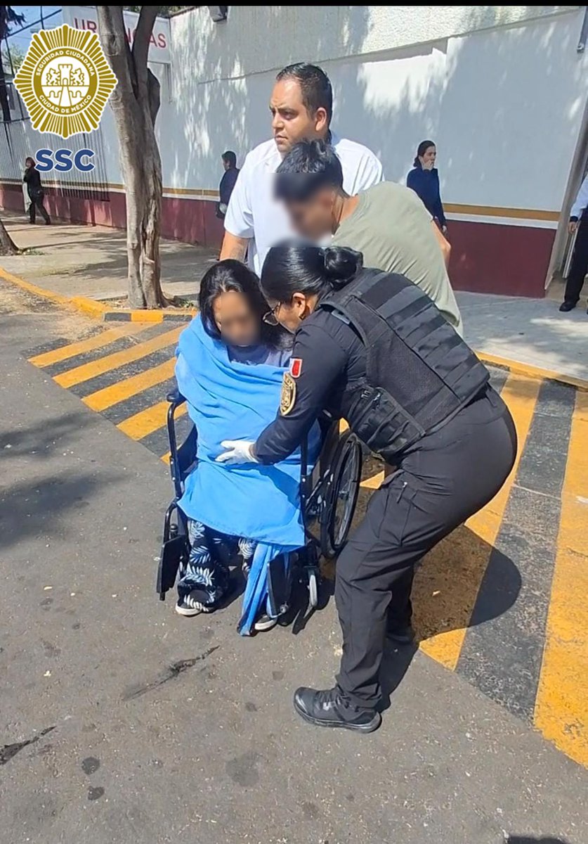 SSC_CDMX's tweet photo. #BoletínSSC | #ApoyoEnParto | Como parte de su vocación de servicio y gracias a sus conocimientos en primeros auxilios, efectivos de la #SSC en calles de la alcaldía @AlcaldiaAO, auxiliaron a una mujer que presentaba fuertes contracciones y dolores de parto, y recibieron a su bebé a bordo de un vehículo oficial.

Durante sus labores de seguimiento en atención a denuncias ciudadanas en la colonia #LiberalesDe1857, personal de la Subsecretaría de #ParticipaciónCiudadana y #PrevenciónDelDelito, de la Estrategia de Coordinación Alto al Fuego, observó a una mujer sollozando y con dificultad para caminar, y a su lado un jovencito que la consolaba, por lo que detuvieron la marcha y descendieron de la unidad policial para verificar la situación.

En ese momento, el hombre de 18 años de edad comentó que su mamá estaba embarazada, presentaba fuertes contracciones cada dos minutos aproximadamente y tenía dolores de parto, por lo que solicitó el apoyo para que los trasladaran a un hospital. https://t.co/y2kAFHZf07