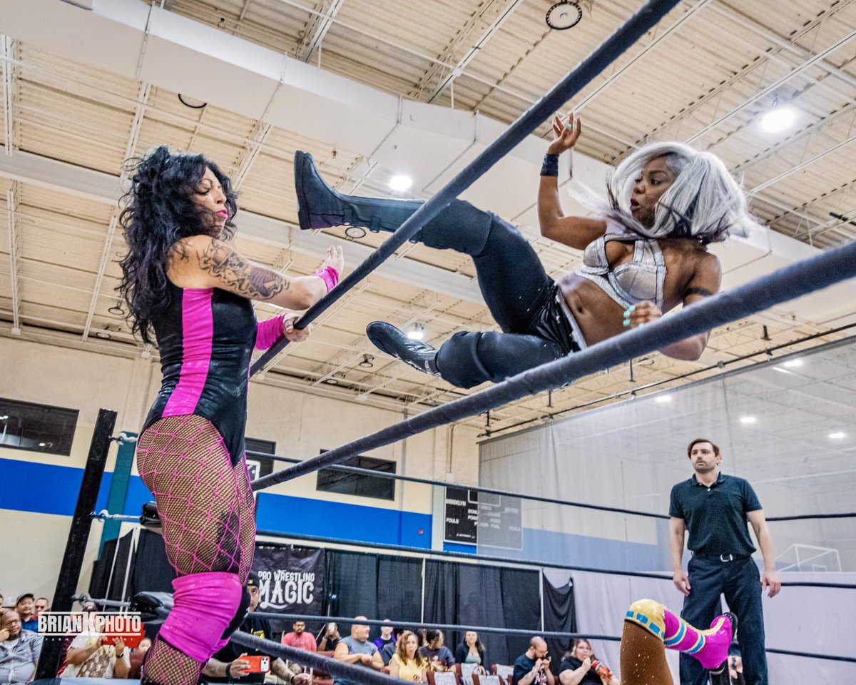 briank_photo's tweet photo. There’s drop kicks and then there’s drop kicks from the 5 ⭐️ athlete @SUPERIORQWEEN on her to winning the @WrestlingMagic #fastpass to challenge for the women’s championship at #welcomehomesanitarium 

#wrestling #canonusa #sportsphotography https://t.co/i4nsybab8x