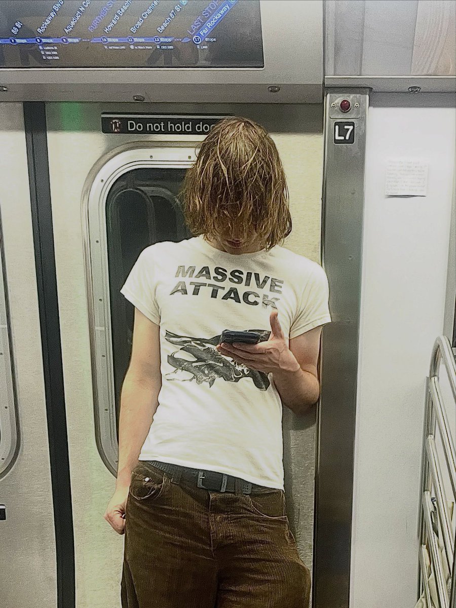 betsy_ontheroof's tweet photo. this picture is making me want to end my life im not even kidding https://t.co/zL0tJE64Vl