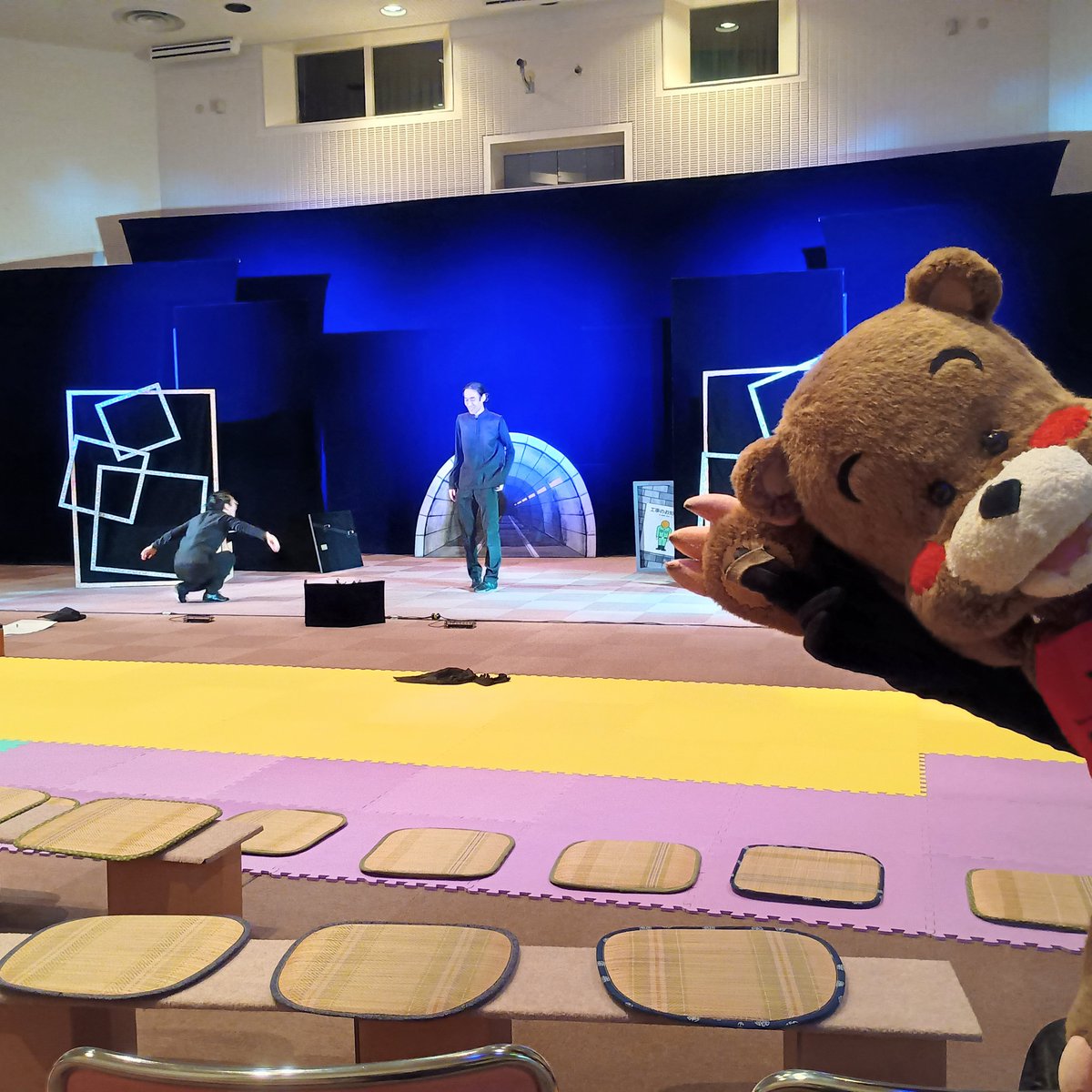 ningyou_kyougei's tweet photo. 今日はいよいよ、人形劇『シーラカンスとぼくらの冒険』の公演初日！！

客席の準備もバッチリできて、あとはお客さんを待つだけやで。ぼくは開演前のごあいさつをいっしょうけんめい練習してるで！　あー、ドキドキする。おうえんしてな！(きょうべー)

#人形劇団京芸
#シーラカンスとぼくらの冒険 https://t.co/FNlBR6pjvs
