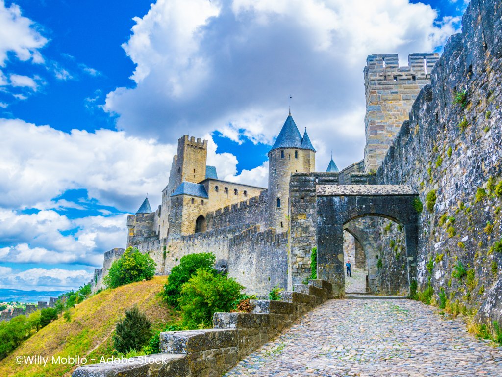 ExploreFranceJP's tweet photo. 🇫🇷🏰✨新たなユネスコ世界遺産に。

南フランス・オクシタニー地方に点在するラングドックのカペー朝王立城塞群が、2026年、新たにユネスコ世界遺産に登録されました。

カルカソンヌをはじめ、ペイルペルテューズ城、ケリビュス城など8つの城塞は、13世紀、フランス王国とアラゴン王国の国境を守るために築かれた防衛網。

断崖の上にそびえる壮麗な城々は、中世の歴史と南フランスの絶景を今に伝えています。🏞️

#ExploreFrance

【2026年7月更新】フランスの世界遺産全56か所まとめ
▶ https://t.co/l0Sw8w9XaX