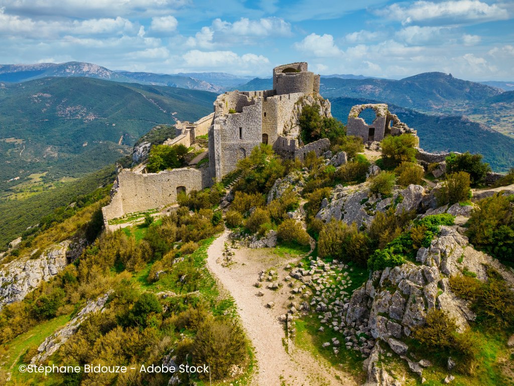 ExploreFranceJP's tweet photo. 🇫🇷🏰✨新たなユネスコ世界遺産に。

南フランス・オクシタニー地方に点在するラングドックのカペー朝王立城塞群が、2026年、新たにユネスコ世界遺産に登録されました。

カルカソンヌをはじめ、ペイルペルテューズ城、ケリビュス城など8つの城塞は、13世紀、フランス王国とアラゴン王国の国境を守るために築かれた防衛網。

断崖の上にそびえる壮麗な城々は、中世の歴史と南フランスの絶景を今に伝えています。🏞️

#ExploreFrance

【2026年7月更新】フランスの世界遺産全56か所まとめ
▶ https://t.co/l0Sw8w9XaX