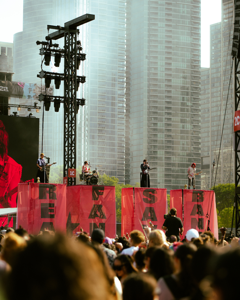 lollapalooza's tweet photo. Real bands save fans, real fans save bands 🖤 @5SOS https://t.co/kLAejKnB82