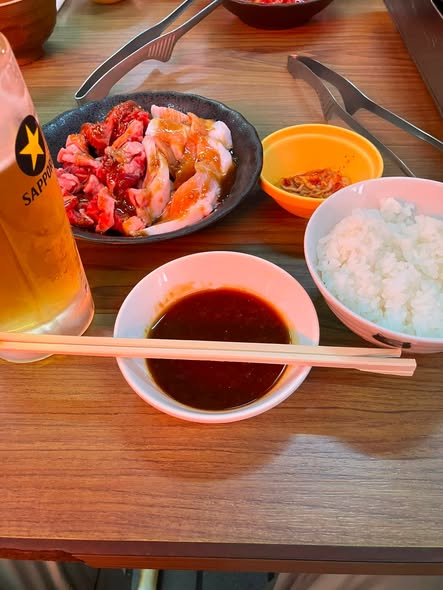 MonthlyBOATRACE's tweet photo. #gohimura
暑い時は食欲が落ちますが、そんな時ほど体力のつくものを食べてください。舟券も頭が疲れた状態ではまともの思考ができません。焼肉はすぐに体力がつきます。ここのジョッキは札幌のビール園のものとか。気分が良くなります。 https://t.co/oNhH0NDfnd
