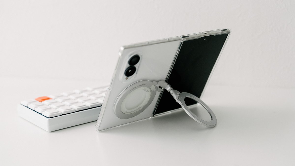 tobalog's tweet photo. Galaxy Z Fold8のリングは色々試して、高いけど見た目と機能性ともに『Aulumu G09』が良さげ。

・筐体からはみ出ない
・スタンドが縦＆横開きともに安定（超重要）
・片手持ちに欠かせないリング内蔵（重要）
・造形的に合う

--
▽アマゾンリンク #ad
https://t.co/aERGMOvHY2 https://t.co/EdeRgDlWui