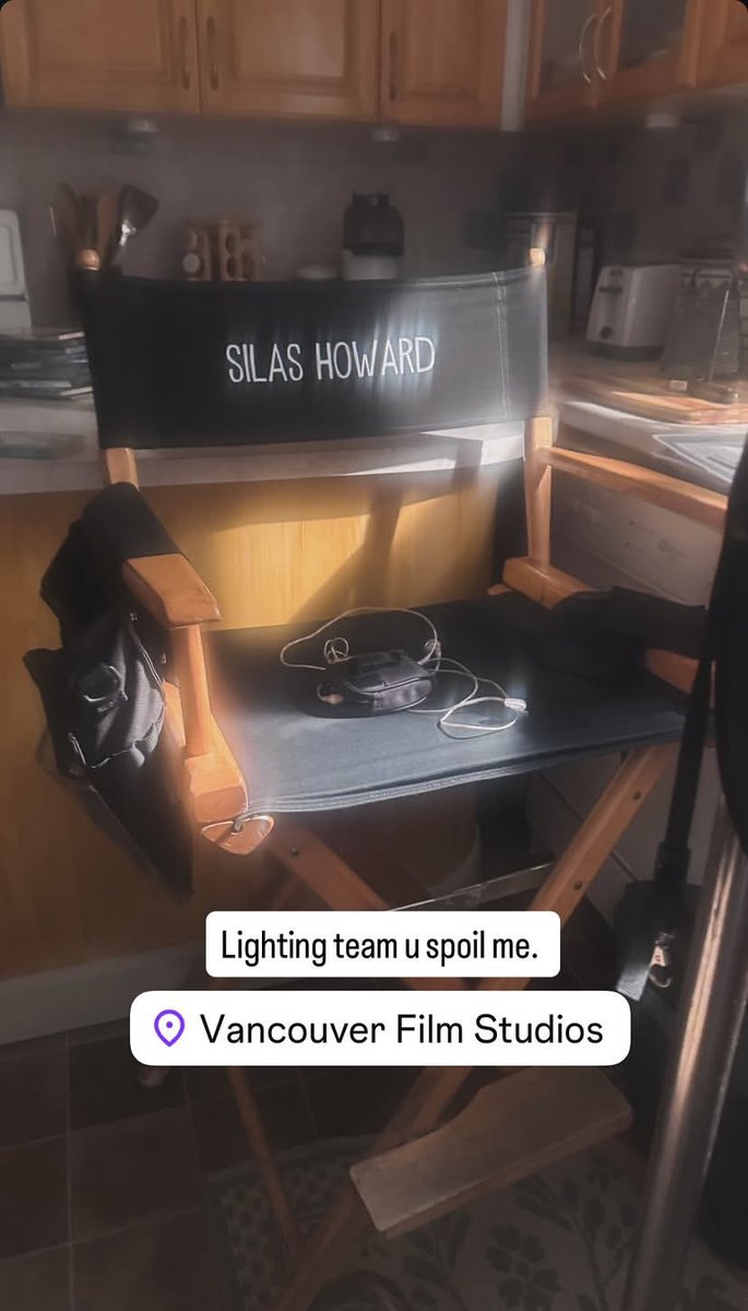 listvacervo's tweet photo. 🦋 Silas Howard, diretor de um dos episódios, postou a foto da direita nos seus stories. 

“Time de iluminação, vocês me mimam.”

Será que é o cenário da cozinha da casa da Chloe??? https://t.co/e7XDnASBBw