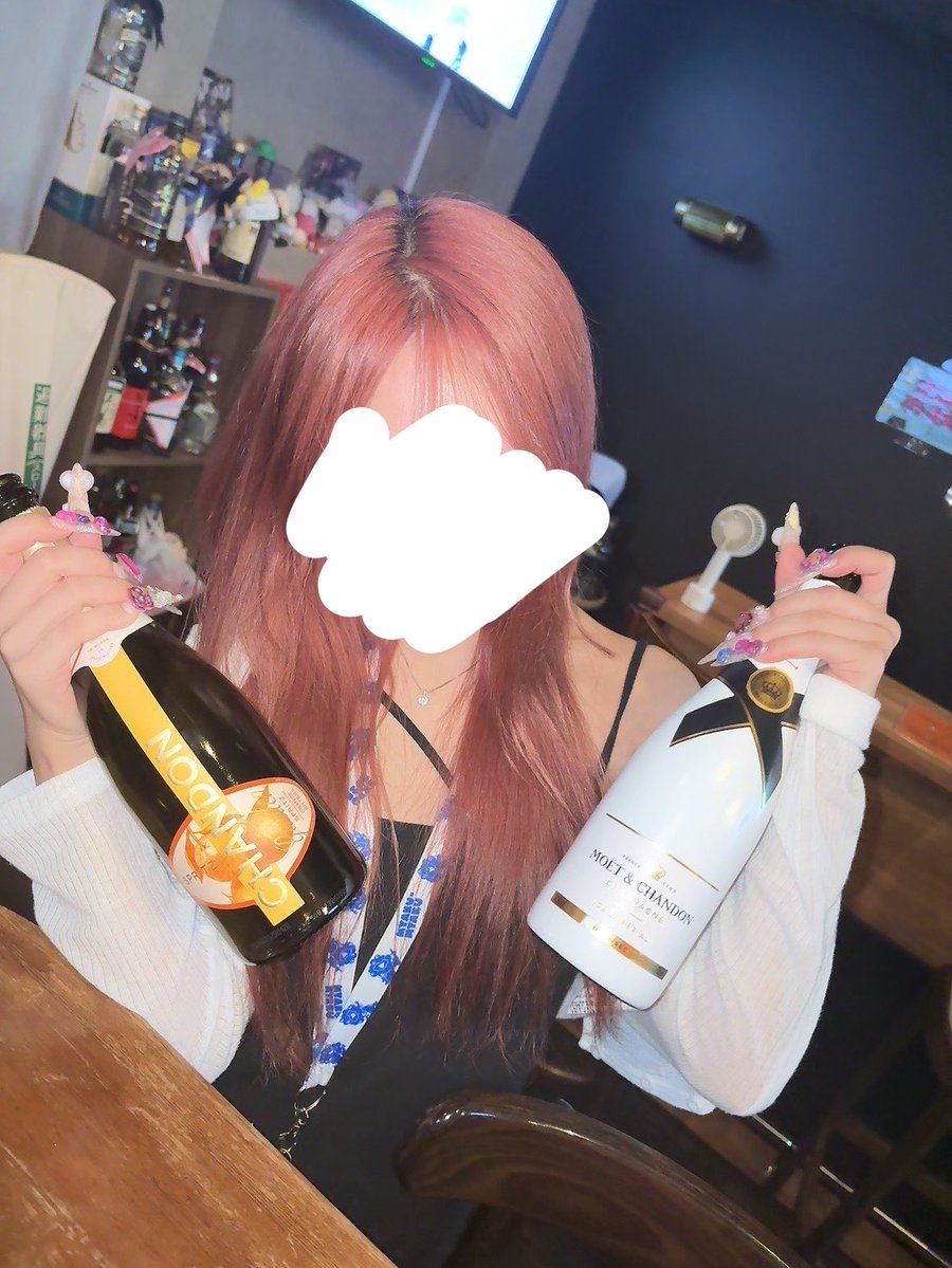 pochaaaaaa___'s tweet photo. 昨日！お酒いっぱい感謝だー！
楽しい日でした🥳気付いたら潰れてた

🩶7/31🩶
19時 なな あおい
20時 さくら かほ🔰
21時 りん るね

本日も私は19時から！金曜日女の子たくさん！
よろしくお願いします〜✌🏻✨ https://t.co/dMT7IjBoGh