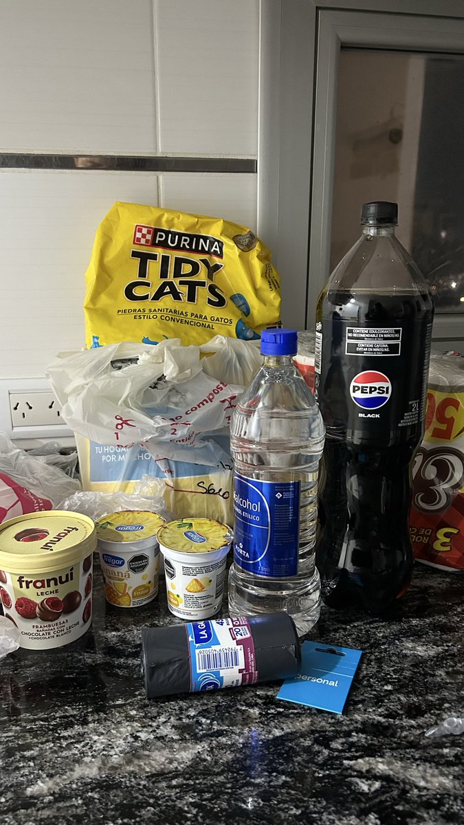 CamiLozano0's tweet photo. Toda mi compra en Pedidos Ya Market cuando lo unico que me importaba era ese maldito chad del Franui

(Si, pedi un chip personal tambien) https://t.co/3gvgVnGY1r