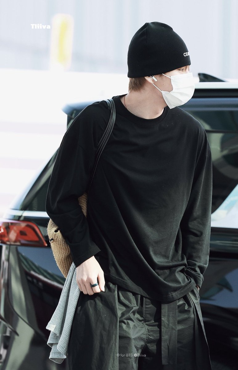 taeguide's tweet photo. Is that the grey shirt 😭 https://t.co/cIXrbcQjTv