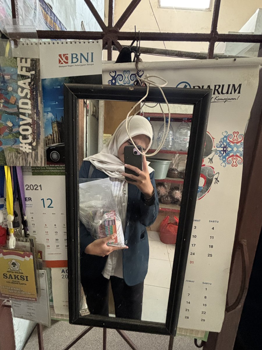 munlibrn's tweet photo. main emel di sela sela kkn biar ap sih? iya biar ttp waras😭😭 https://t.co/WPXDISrfZ9
