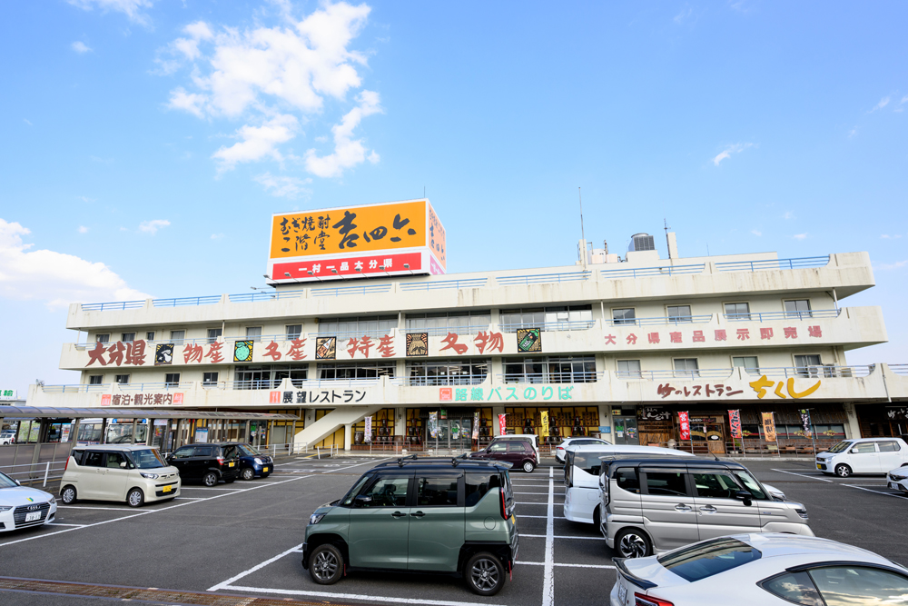 kankouoita's tweet photo. 『別府交通センター』では、売店・レストランで1,000円以上お買い上げの方に「ソフトクリーム割引券」を進呈中！ ソフトクリームは全部で4種類！新登場の「塩ブルーミルクソフト」は、ほんのり塩味がミルクの味を引き立てオススメです。ぜひ、ご賞味ください。
https://t.co/5DCCa1thIv https://t.co/iRqJhgHfYf