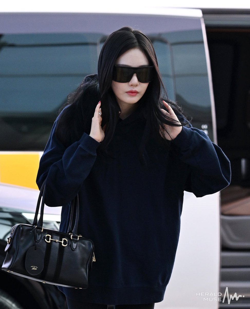 yizhuo1st's tweet photo. NINGNING at ICN Airport departing to Chicago for Lollapalooza (1)

#NINGNING #닝닝 #宁宁 #ニンニン #หนิงหนิง https://t.co/bGyp4mpL9b