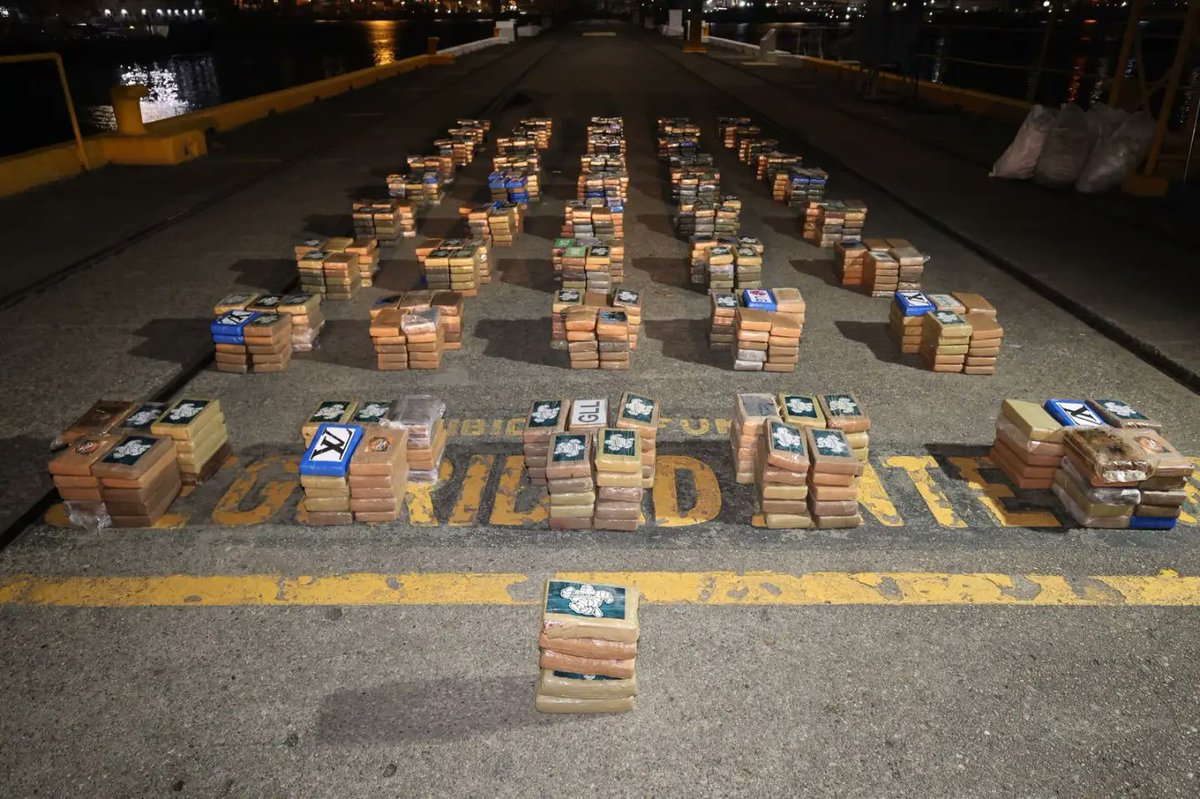 callao_noticias's tweet photo. 🚨Panamá incautó 1,130 paquetes de droga en un contenedor que salió del Callao con destino a Bélgica. Si el principal puerto del país cuenta con controles de DICAPI, DIRANDRO y SUNAT, la ciudadanía pregunta: ¿cómo salió este cargamento?
Señora presidenta, ¿el Callao para cuándo? https://t.co/vYjoIoMUZS
