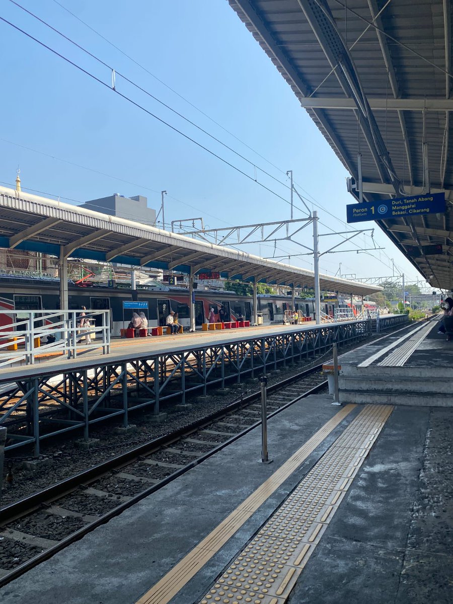 AdityaUnin's tweet photo. tiap pagi ngejar kereta, tiap sore ngejar pulang 😂 minimal urusan ongkos bisa lebih hemat pake GoPay QRIS Tap https://t.co/M2aY3d7qlM