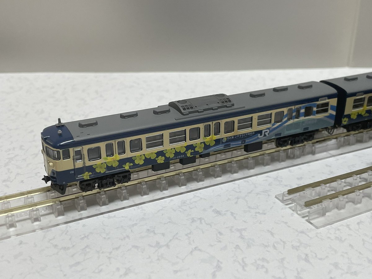 tete_tetsudo's tweet photo. KATOの113系2000番台のスカ色をベースにR工房様のデカールで作成しました。

千葉DCラッピングは2編成施されて運行してました。
千葉らしい菜の花と海が側面に綺麗に表現されていて走らせると存在感抜群です。

#113系 #KATO #鉄道模型 #千葉DC https://t.co/JbWgdOPY52