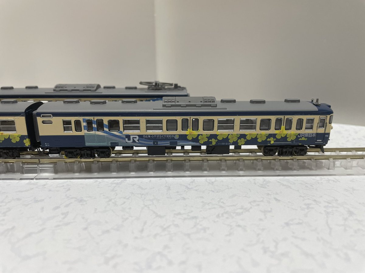 tete_tetsudo's tweet photo. KATOの113系2000番台のスカ色をベースにR工房様のデカールで作成しました。

千葉DCラッピングは2編成施されて運行してました。
千葉らしい菜の花と海が側面に綺麗に表現されていて走らせると存在感抜群です。

#113系 #KATO #鉄道模型 #千葉DC https://t.co/JbWgdOPY52