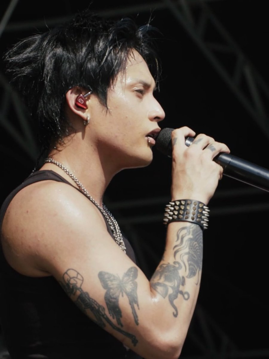 Dimples0206's tweet photo. My bebi oozing with fierce charm and sex appeal in Lollapalooza! 🥵🥵🥵

@felipsuperior #FELIP #SB19_KEN #ctto

SB19PALOOZA FESTIVAL
@SB19Official #SB19 
#SB19atLollapalooza https://t.co/MrVbkdQG6h