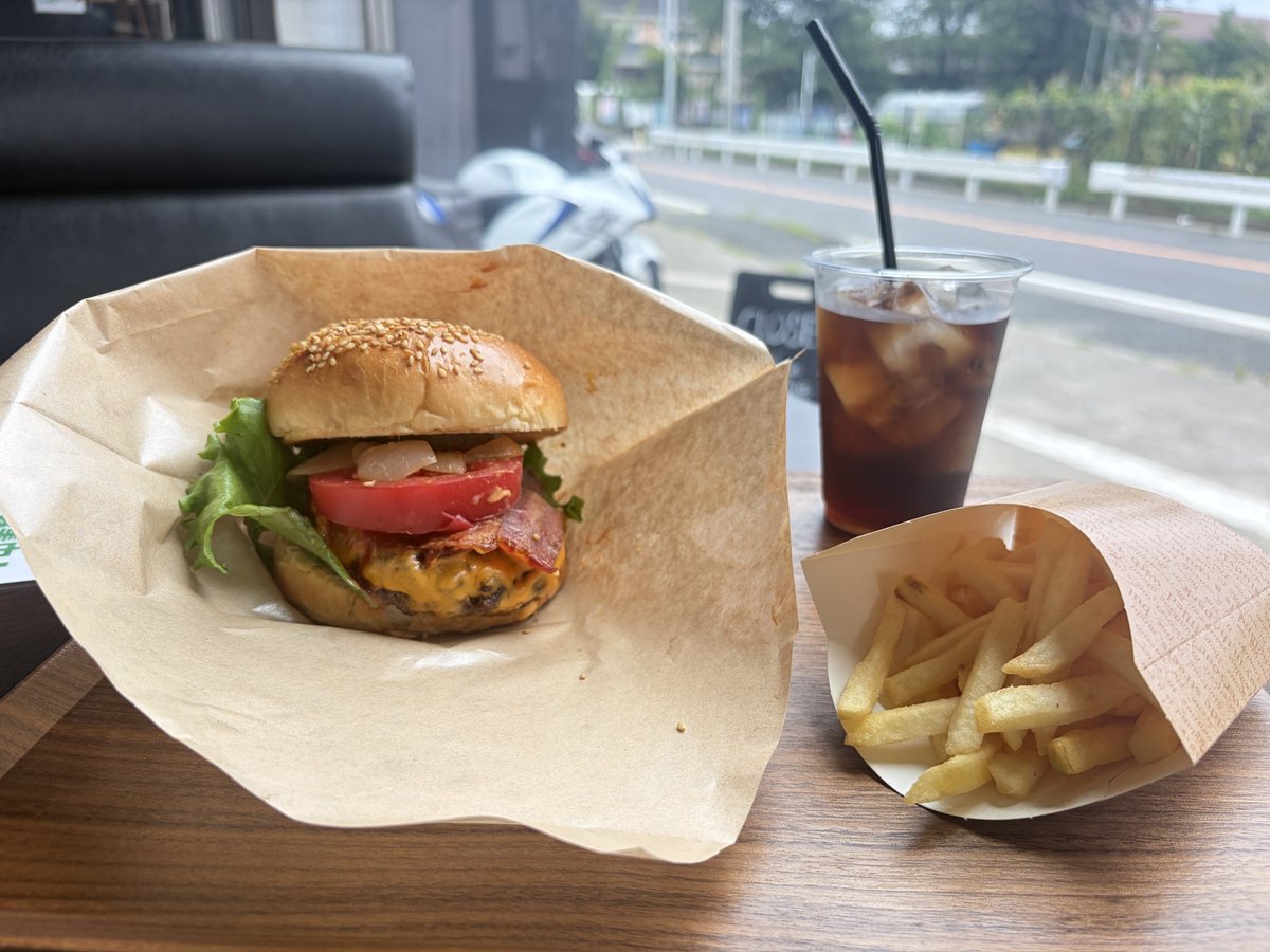 _CafeJB_'s tweet photo. おはようございます☀️

リニューアルオープン記念レギュラーバーガー全品500円は本日まで😋
バーガーの他にもハンバーグ丼、癖になるグリーンカレーもございます😊
ランチタイム11時~14時限定にてハンバーガー、フードをご注文の方に限りドリンク飲み放題も行っております🥤𓈒𓂂𓏸
#ランチ https://t.co/KbEmiKXl1p