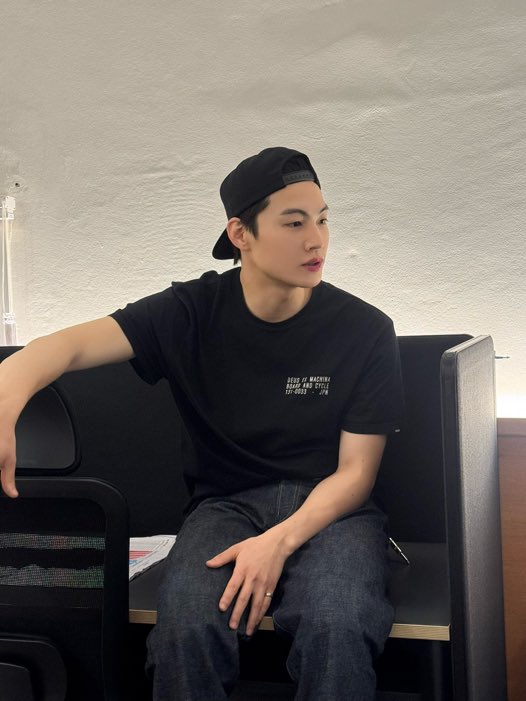 defnajayb's tweet photo. I missed jaebeom candids in boyfriend mode https://t.co/c0jmdZtFlH
