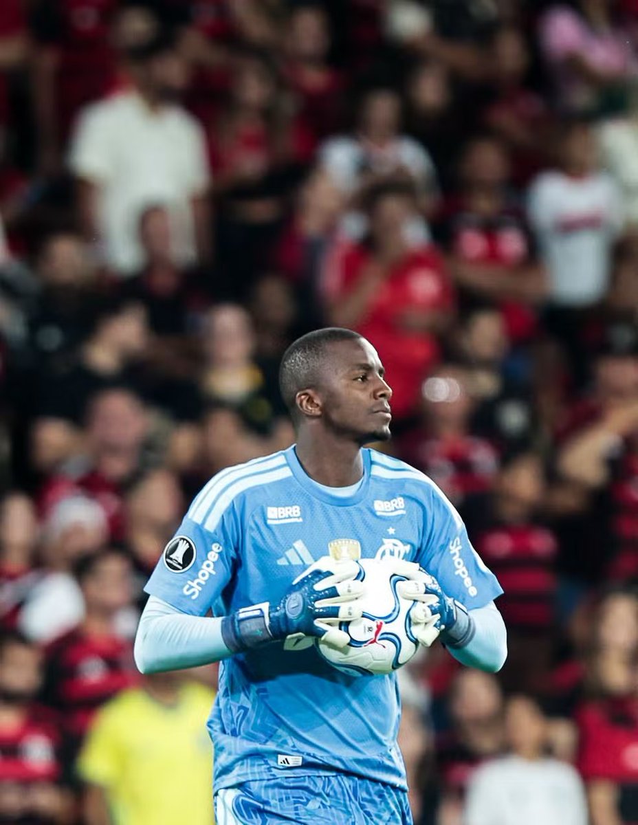 futtmais's tweet photo. ⚠️ Wolverhampton demonstrou interesse no goleiro Andrew, do Flamengo, por indicação do técnico Cezar Peixoto, que trabalhou com o jogador no Gil Vicente.

O Rubro-Negro, porém, descartou a negociação.

🗞️ @venecasagrande 
📸 Gilvan de Souza/Flamengo https://t.co/nLDzbrylgh