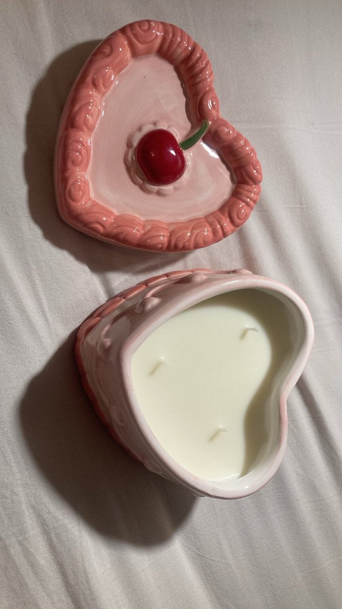 Seraphim0468's tweet photo. I just got the cutest candle ever it lit smells like a strawberry shortcake doll😋 https://t.co/cuTPBddsb0