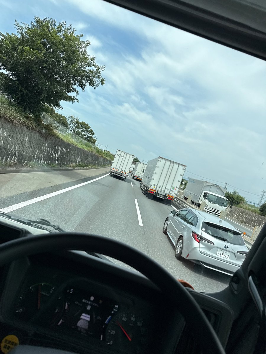 Kattono's tweet photo. 毎日毎日渋滞でおかしくなりそうだわ… https://t.co/X3egUK8eeX
