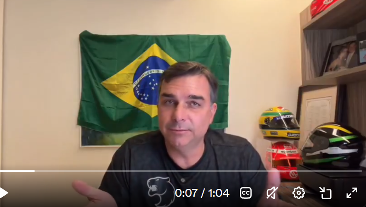 AnarcoFino's tweet photo. Flávio Bolsonaro mora em uma mansão que custa mais de 10 milhões de reais, mas faz live num cenário de humildade simulada. Pior, tem muito otário que acredita. https://t.co/55o6JPUB52
