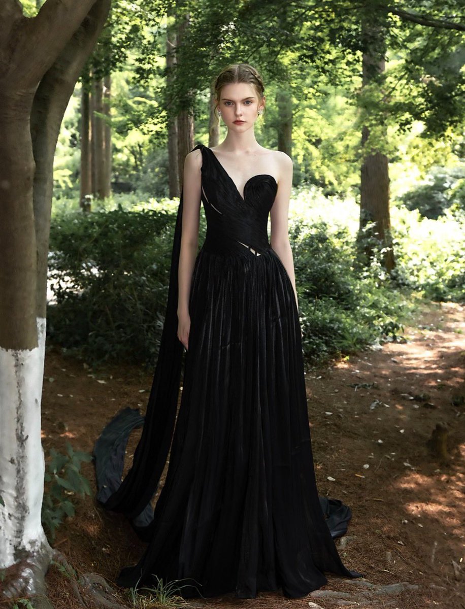 ThePoisonGame's tweet photo. Zhao Qing 赵晴 en Lafine Couture 2027 🖤 https://t.co/iCvVYu70nb