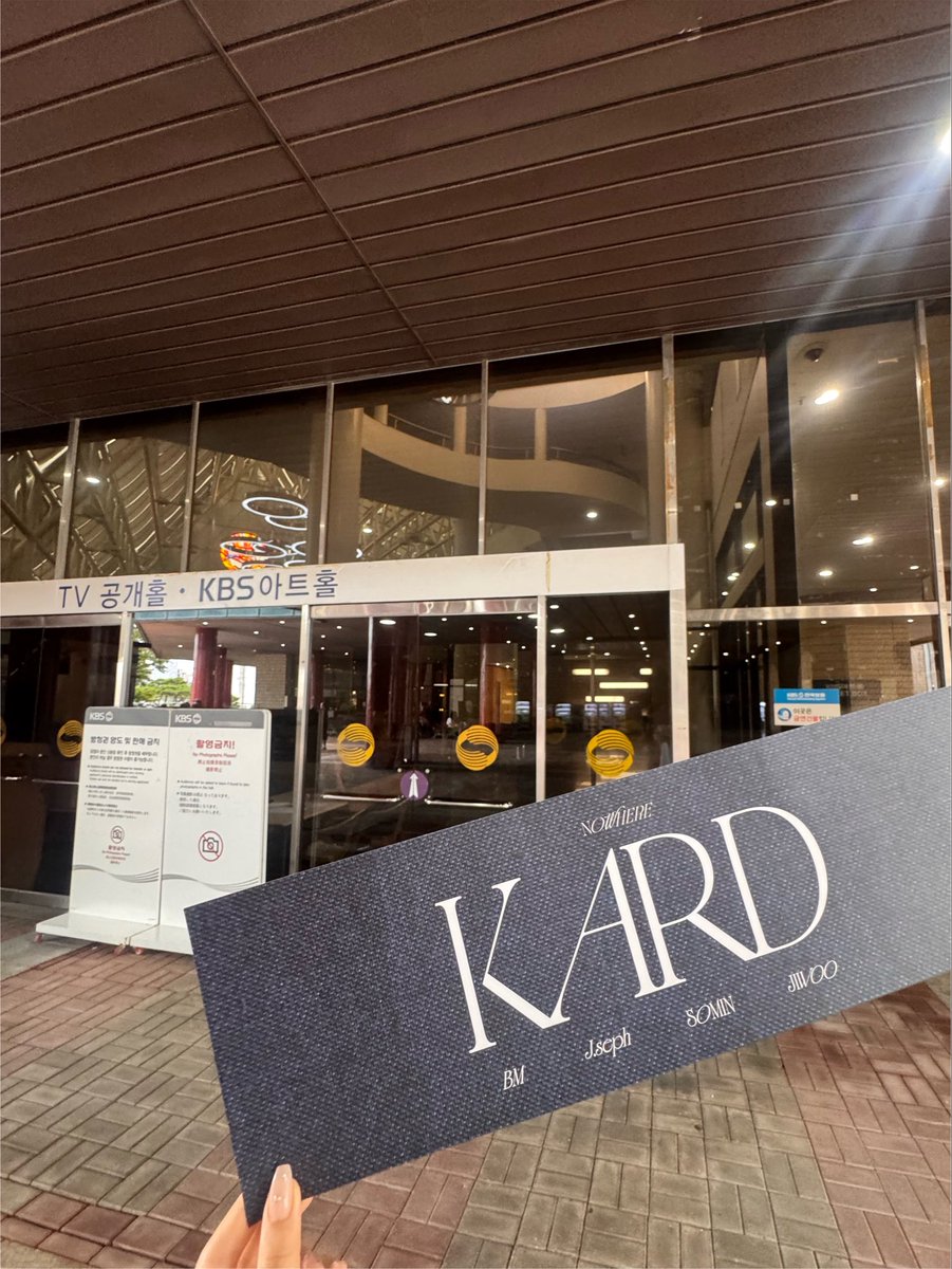 Real_Hiddenee's tweet photo. [📍]
260731 KBS2 ‘뮤직뱅크’ 사전녹화에 참여하는 HIDDEN KARD는 10시 30분까지 이곳으로 모여 주세요!

#KARD #카드
#BackToLife 
#뮤직뱅크 https://t.co/2C0VRW7qky