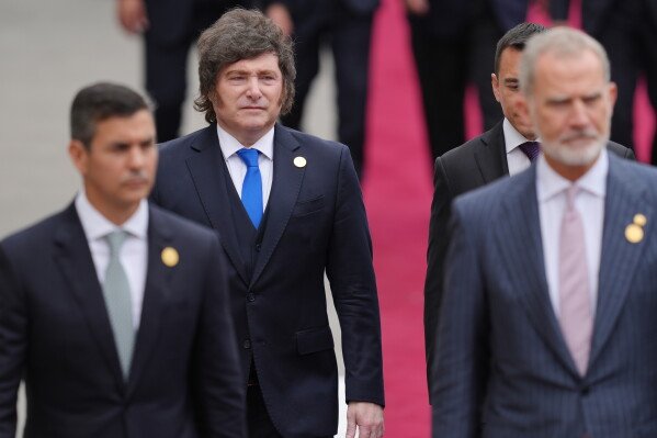 Mileistesfr's tweet photo. Milei choque le monde avec une première mondiale!

Désormais, si l'Etat entre en déficit et que ce déficit n'est pas résolu en quelques semaines, alors ne seront plus payés les salaires:

- du président
- des ministres
- des principaux fonctionnaires du pays
- des députés
- des sénateurs

Et toutes les dépenses non-essentielles de l'Etat seront purement et simplement gelées.

Une mesure forte, brutale mais tellement logique.

Avec ce système, les dirigeants et les bureaucrates n'auront plus le choix que de maintenir un budget à l'équilibre.

Il est temps qu'ils arrêtent de jouer avec notre argent et notre futur en nous endettant sans limites.