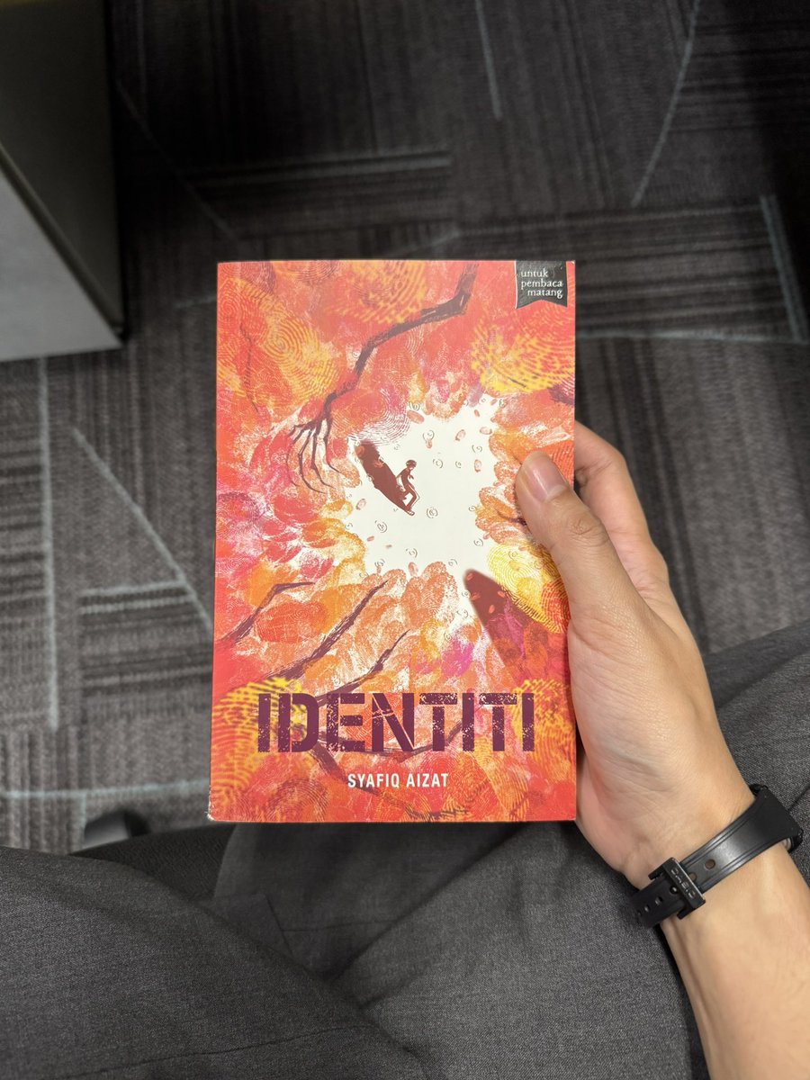 xskullo's tweet photo. selesai but ummm....... adakah buku ni in a way related to the trilogram? @yo_sapit 🧐🧐 https://t.co/Iu0O5ryFUO