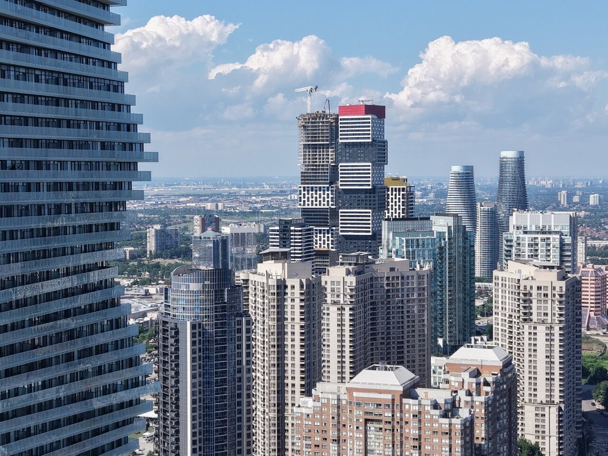 reiaposting's tweet photo. this photo is so crazy I thought it was hong kong for a sec till I noticed all the flat land right beside it lol https://t.co/vwdlYfabxD