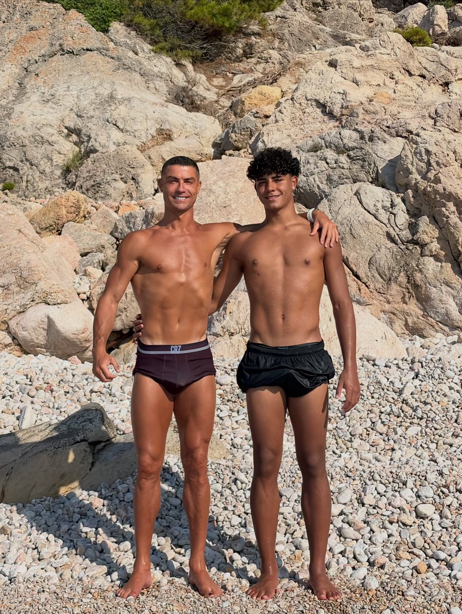 HugoGloss's tweet photo. Cuidado: imagem fortíssima passando pela sua timeline. 🚨Cristiano Ronaldo compartilhou novos cliques das férias em família, e a altura de Cristiano Jr. roubou a cena! Robozão 1 e Robozão 2! 

📷: @Cristiano https://t.co/pQV5tdlP7b