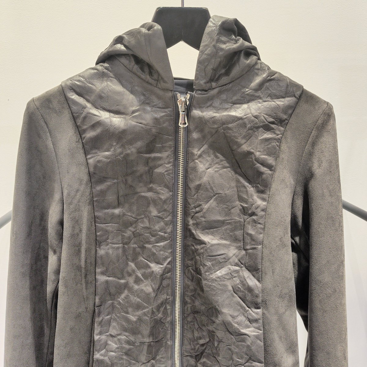 fZ8FB9eqxvlyNap's tweet photo. 【BUFFALO BOBS】
ANTICO-SINGLE HOODIE
#buffalobobs
#バッファローボブズ https://t.co/Do7kKM3OwB