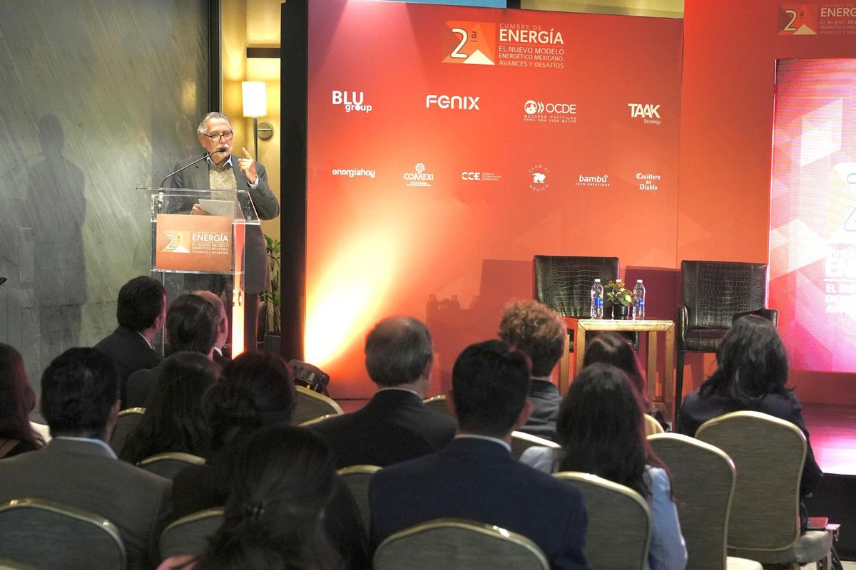 SENER_mx's tweet photo. El Subsecretario de Electricidad de la #SENER, José Antonio Rojas Nieto, participó en la 2.ª Cumbre de Energía ⚡ “El Nuevo Modelo Energético Mexicano: Avances y Desafíos”, foro que reunió a representantes del sector público, la industria, organismos internacionales, academia y líderes del sector para intercambiar perspectivas sobre los retos y oportunidades que enfrenta México en esta materia.

🗣️ Durante su intervención, presentó los avances y perspectivas del nuevo modelo energético mexicano ⚡🇲🇽, destacando la importancia de fortalecer la planeación del Sistema Eléctrico Nacional 💡, impulsar la seguridad y #SoberaníaEnergética, desarrollar infraestructura estratégica y consolidar la #TransiciónEnergética 🌱 con justicia social 🫱🏻‍🫲🏼, mediante la coordinación entre los distintos actores para contribuir al bienestar de las familias mexicanas 🧑‍🧑‍🧒‍🧒.