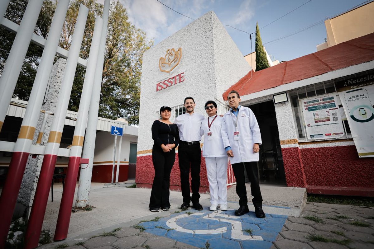 martibatres's tweet photo. En nuestros recorridos de hoy, visitamos la Unidad de Medicina Familiar @ISSSTE_mx en 𝗧𝗲𝗽𝗲𝗮𝗰𝗮, 𝗣𝘂𝗲𝗯𝗹𝗮. Ahí construyeron una sala de espera y unos sanitarios con los recursos de #LaClínicaEsNuestraISSSTE 2025.

Con los recursos del programa, ahora en 2026, se construye una sala para Laboratorio, otra para una nueva Farmacia y una más para un espacio de vacunación.