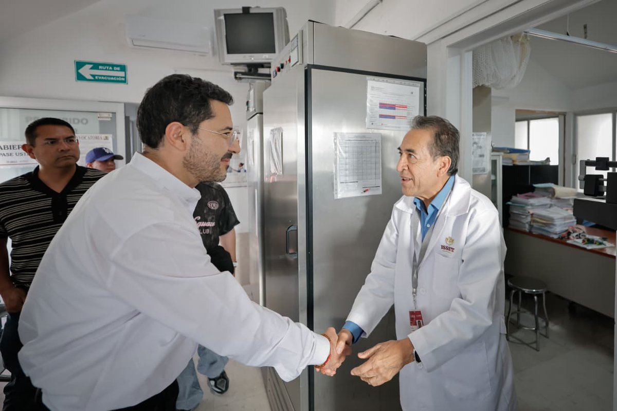 martibatres's tweet photo. En nuestros recorridos de hoy, visitamos la Unidad de Medicina Familiar @ISSSTE_mx en 𝗧𝗲𝗽𝗲𝗮𝗰𝗮, 𝗣𝘂𝗲𝗯𝗹𝗮. Ahí construyeron una sala de espera y unos sanitarios con los recursos de #LaClínicaEsNuestraISSSTE 2025.

Con los recursos del programa, ahora en 2026, se construye una sala para Laboratorio, otra para una nueva Farmacia y una más para un espacio de vacunación.