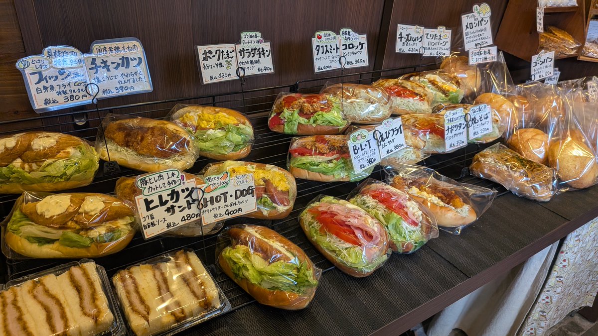 ouchipankobohip's tweet photo. セミの声…暑い日続くなか小さなお店ひーPANへご来店お待ちしています🙇10時半頃目安に色々揃ってきます🤗高級食パン おかずコッペ 食パンつくるサンド当日あるだけ🥪メロンぱん 粒あんぱん、当日取り置きご予約入ると多少前後異なります😅作りたて挟みたてをご来店した際のタイミングなくなり次第終了 https://t.co/OEvfe5dNNt