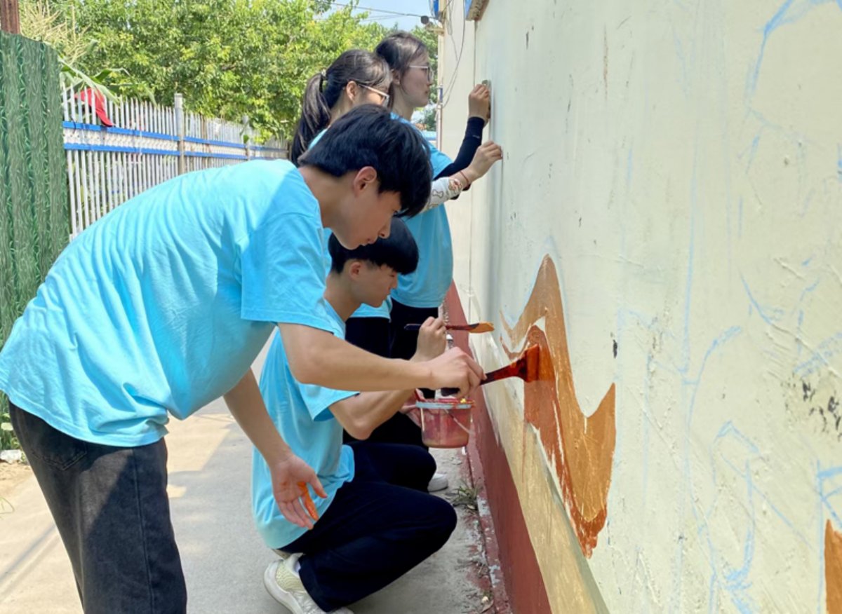 DaughtryLe41687's tweet photo. Calling all campus creatives!  Our Art Club's mural painting workshop kicks off this Sat 2PM at the quad—no experience needed, just bring your energy to craft a colorful new wall for our school! See you there! https://t.co/ap1WyX0xkx