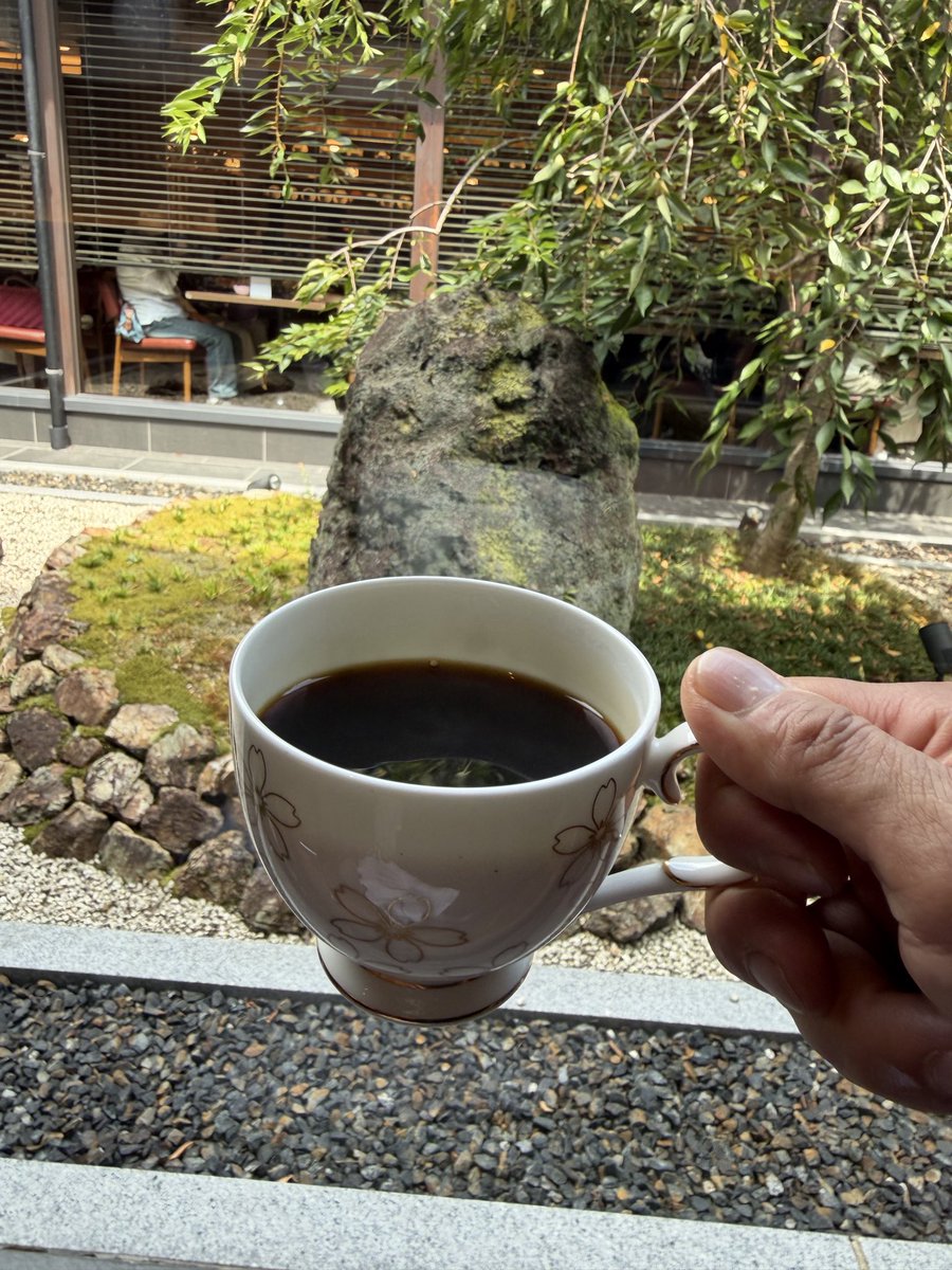OreSunny's tweet photo. お疲れ様でございます…
ひと足お先に今月の労働は終了致しまして…
今日休みなのを昨日知って 今日は買い物がてら久々の 桜珈琲 さんにてモーニング…
ぜーたくしていちばんいいスペシャルモーニング…
やっぱりほぼイノダコーヒの都の朝食…
絶対イノダ意識したメニュー…
イノダと違うのは長い行列に並ばなくてもいい事…
まぁでも桜珈琲は高齢者に人気で土日待たされる事ザラやし 逆にイノダは平日ならスッと案内される事も…
今日の日替わりコーヒーは苦味走った漢のコーヒー インドネシア…