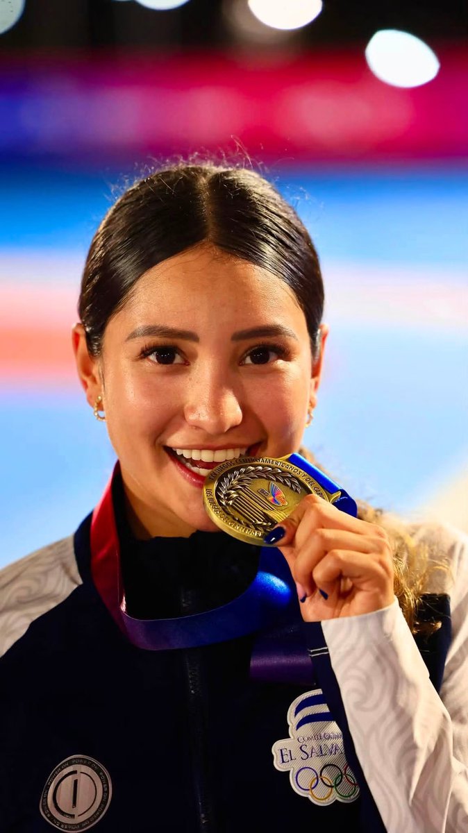 SivarAlDia's tweet photo. #Ahora || ¡EL ORO YA ES OFICIAL! IVONNE NÓCHEZ VUELVE A SUBIR A LO MÁS ALTO DEL PODIO. 🥇🇸🇻
Con orgullo y emoción, Ivonne Nóchez recibió la medalla de oro obtenida en la prueba de 200 metros meta contra meta del patinaje de velocidad en Santo Domingo 2026.
La salvadoreña sigue escribiendo una historia dorada para el deporte nacional y reafirma por qué es una de las atletas más destacadas de la región.