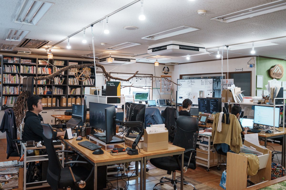 sunaotabata's tweet photo. 株式会社百森、採用しています！団地の調査設計や監督検査、補助金申請、そして新規事業開発の担当者を募集します。それぞれ１名程度を新規採用予定です。 

弊社では基本的に１人の山守が複数の団地を担当します。所有者さんとの交渉、施業の設計、設計に必要な調査、発注に向けた予定価格の積算、現場監督、検査、補助金申請など。新しく加入された方には、他の山守と協力しながら、主に造林の団地から担当してもらうことになります。市町村森林整備計画に関わる業務も増える見込みです。山の未来を制度面から考えていきませんか。また、西粟倉の事業は基本的に雇用や人口の維持を目的としており、製材や木工等の工程を村内で扱うことが非常に重要です。新規事業では、その支援および強化を実現します。

会社の雰囲気についてはメンバーの声を参考にしてください。「会社は家族、みたいな感じは全くない」「コミュニケーションはとりやすい」「私服オーケー」「見た目が何でもいいのはよい」「個人の裁量は大きい気がする」「みんな飲み会とかは好きじゃない」「つぶれたら困る」「手とり足取り教えてくれる会社ではない」「自分の仕事は自分の責任で、他のひとから構われたりはしない」「言語コミュニケーションが得意なひとはあうと思う」「察してもらえる空気は全くない」「確かに！助けて欲しいときは声をあげないとだめ」「でもドキュメントやマニュアルは多くて助かる」「声をあげさえすればみんな丁寧に教えてくれるし助けてもくれる」「関係書籍もたくさんある」「ルールがあるとおもって入社すると痛い目にあうと思う」「子連れ出勤可」「ペット出勤も可」「仕事によってはリモートもできるのもいい」「お菓子とかコーヒーとか備え付けがある」「休みがとりやすい」「８時出勤だけどみんな７時５９分くらいに出勤する」「みんな副業してるのも面白い」「やりたいことはやろうと思えばだいたいできる」「やることをやれば時間とか場所とか服装とかなんでもいい」「西粟倉の山を扱える仕事です」「でもこの村のことが好きでたまらなくて来た、みたいな人はいないですね」「仕事をしに来ている」

基本的には地域おこし協力隊制度の利用を想定しています。つまり、採用される方にはまず西粟倉村の地域おこし協力隊になってもらうことになります。そのうえで、弊社の社員としても正規雇用する形です。なお、必ずしも地域おこし協力隊制度を使うわけではありません（その場合は通常の正社員となります）。ご了承ください。

月収250000円、みなし残業制。過去の実績は平均16時間/月程度。月末締め翌月末払い。賞与あり、業績による。昨年度実績は１回／年。始業08:00 終業17:00、休憩あり。完全週休２日制。有給あり。百森事務所勤務。書籍購入補助や資格取得支援あり。運転免許取得支援もあります。

新しいことがいろいろと起き続けている西粟倉村という場所で、山林管理の中心に飛び込むことができることが最大の魅力かもしれません。その他の特色としては、書籍購入や資格支援が充実していることや、女性が過半数を占めることなどが挙げられると思います。
https://t.co/WtWds0an1M

有償インターン、アルバイトもOKです。ご質問やご相談もお気軽にどうぞ！