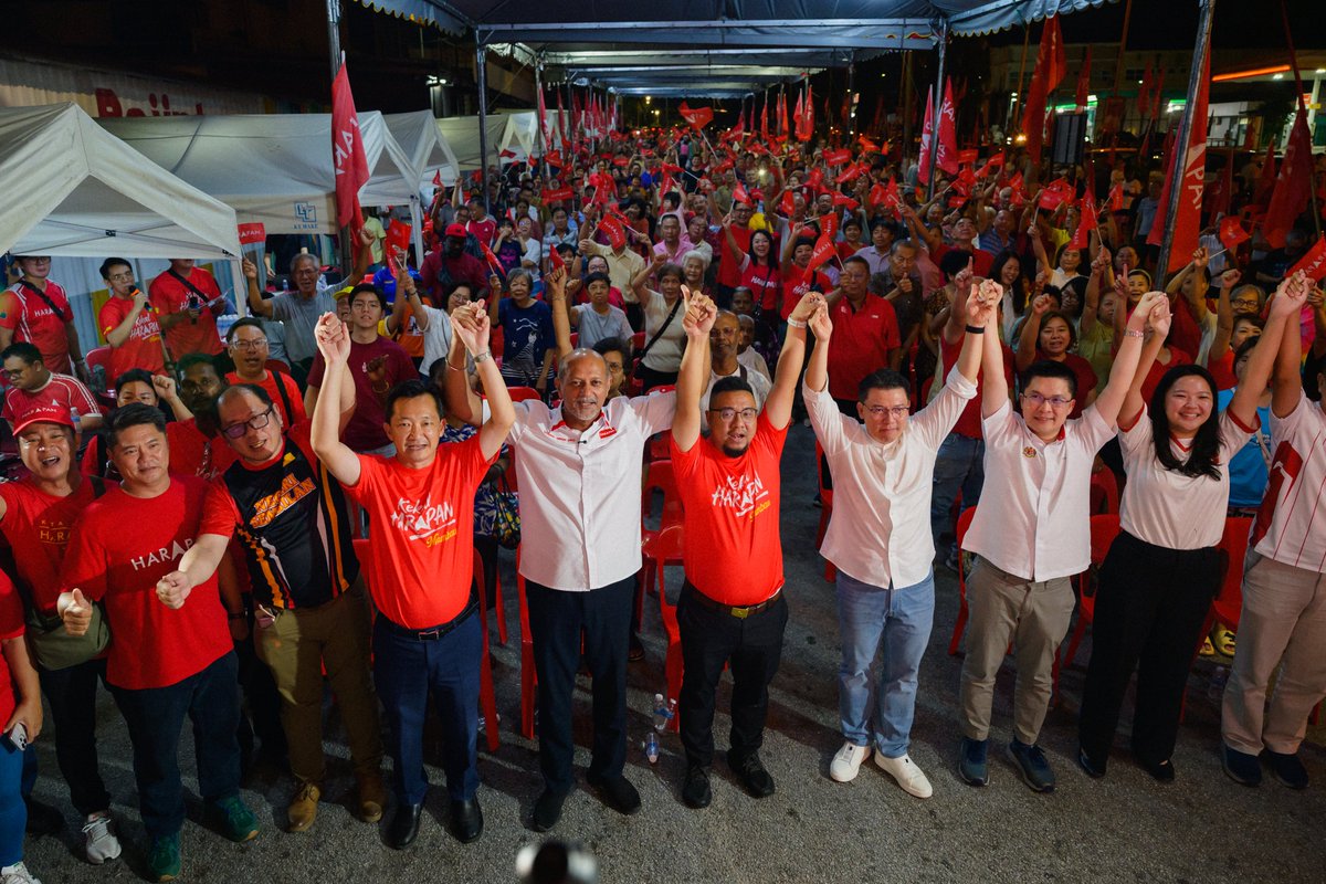 GobindSinghDeo's tweet photo. Dari Repah, kita terus bawakan semangat juang ke Ceramah Pakatan Harapan DUN Mambau! Calon kami, Saudara Lee Kai Yet sememangnya anak jati Mambau dan sedia untuk memberikan khidmat bakti yang terbaik untuk tanah kelahiran beliau yang tercinta ini.

Kita perlukan lebih ramai pemimpin seperti Kai Yet yang memperjuangkan kestabilan dan kemakmuran yang dapat dinikmati semua tanpa mengira perbezaan kaum, bangsa, agama mahupun jurang pendapatan. Sekiranya rakyat Negeri Sembilan memilih pemimpin yang baik, komited dan berwibawa, saya yakin dan percaya negeri ini akan terus maju ke hadapan dengan lebih lagi.

Ayuh anak-anak Negeri Sembilan, PRN kali inilah peluang anda untuk menzahirkan kuasa dalam memilih dan menentukan hala tuju negeri ini. Setiap undian amat berharga, jangan sia-siakan peluang berharga ini! 

#KekalHARAPAN
#MemaknaiHARAPANrakyat
#UndiHARAPAN