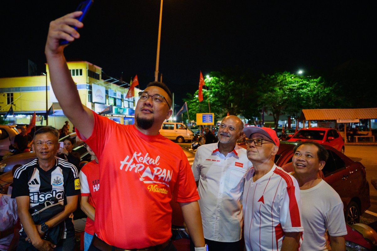 GobindSinghDeo's tweet photo. Dari Repah, kita terus bawakan semangat juang ke Ceramah Pakatan Harapan DUN Mambau! Calon kami, Saudara Lee Kai Yet sememangnya anak jati Mambau dan sedia untuk memberikan khidmat bakti yang terbaik untuk tanah kelahiran beliau yang tercinta ini.

Kita perlukan lebih ramai pemimpin seperti Kai Yet yang memperjuangkan kestabilan dan kemakmuran yang dapat dinikmati semua tanpa mengira perbezaan kaum, bangsa, agama mahupun jurang pendapatan. Sekiranya rakyat Negeri Sembilan memilih pemimpin yang baik, komited dan berwibawa, saya yakin dan percaya negeri ini akan terus maju ke hadapan dengan lebih lagi.

Ayuh anak-anak Negeri Sembilan, PRN kali inilah peluang anda untuk menzahirkan kuasa dalam memilih dan menentukan hala tuju negeri ini. Setiap undian amat berharga, jangan sia-siakan peluang berharga ini! 

#KekalHARAPAN
#MemaknaiHARAPANrakyat
#UndiHARAPAN